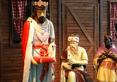 King Standing   Christmas    Nativity Scene 