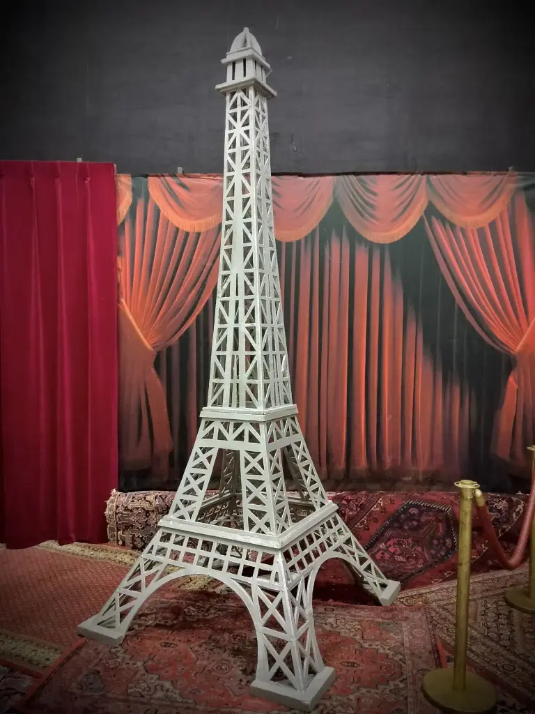 Eiffel Tower  3m30   M