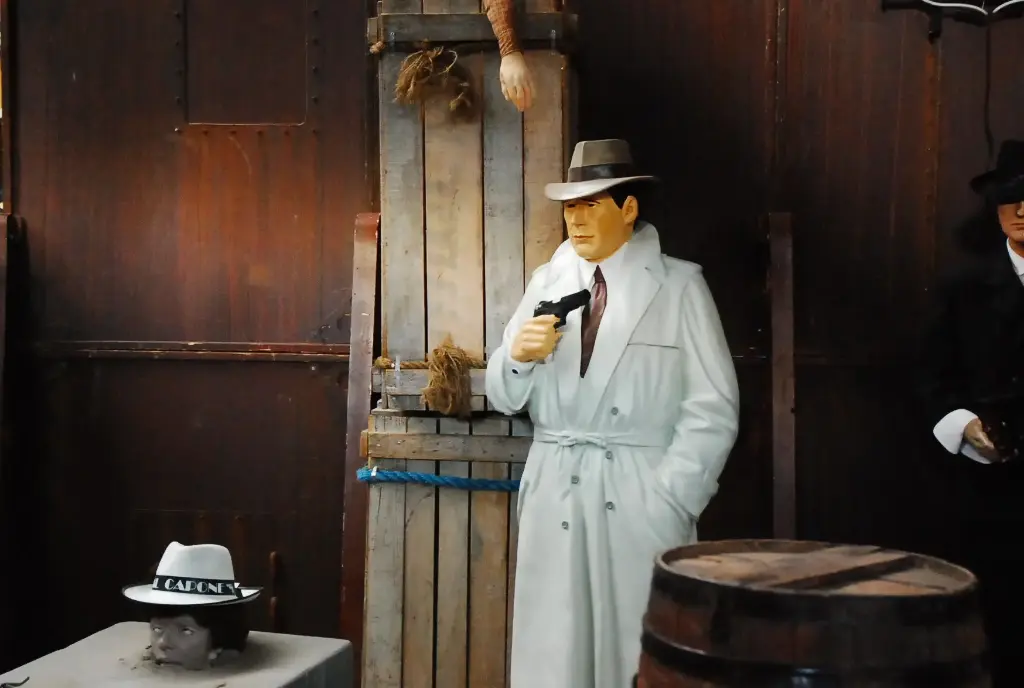 Maffioso in white Trenchcoat, life-size
