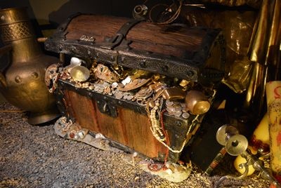 Treasury / Chest  filled, polyester Large