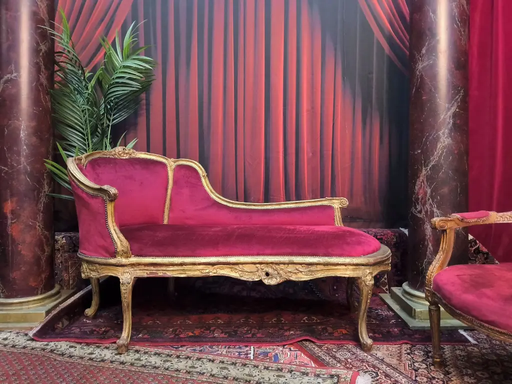 Classical Sofa, red velours Chaise longue