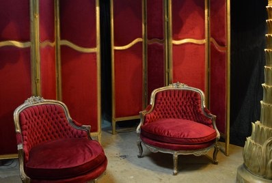 Classical Settee, Oval Bench, red velours