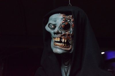Zombie, blue faced, hanging