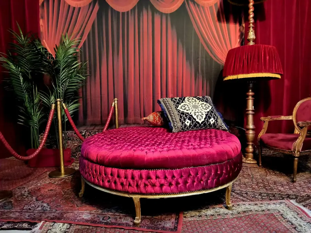 Classical, Pouffe XL, red velours