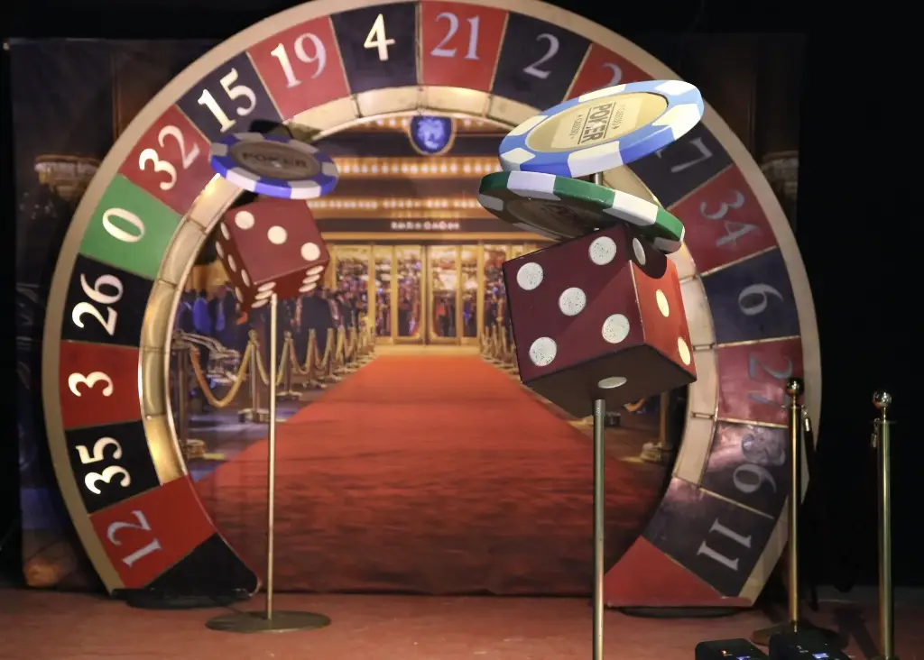 XL Casino Dice and Chip(s) on Post