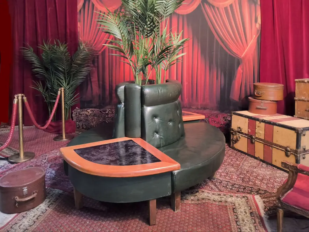 Lobby Oval Isle Bench