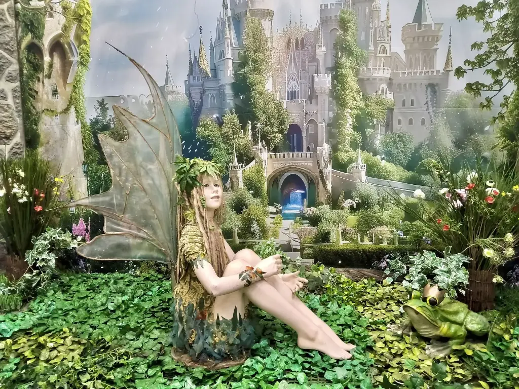 Elf   Fairy   sitting down