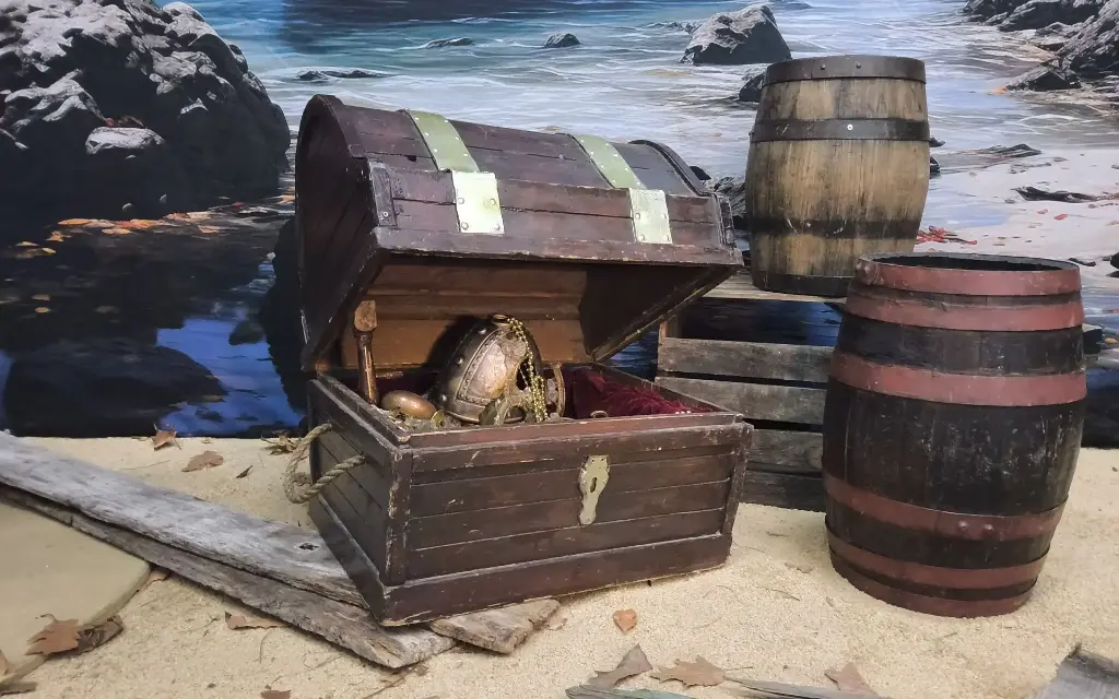 Treasury / Chest, wooden with treasure