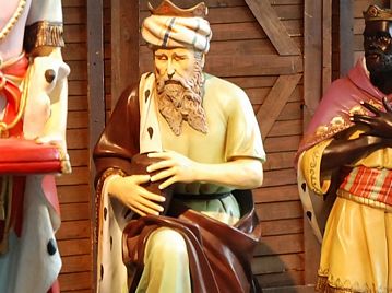 Asian  King  kneeling   Christmas    Nativity Scene 