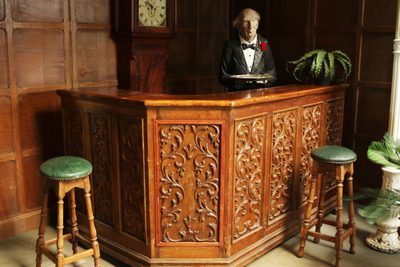 Bar L-shaped carved wood