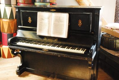Old  Piano   Maison Beethoven 