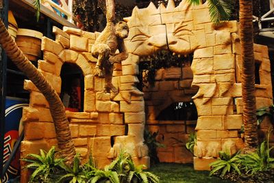 Leeuwenmuur met Gate, Ruïne