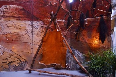 Houten Driepoot met opgezet Dierenvel 