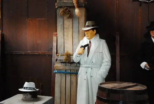 Maffioso in white Trenchcoat, life-size