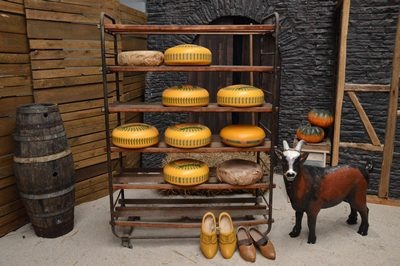 Rollable Cheese/Bread Rack  wth.10 cheeses