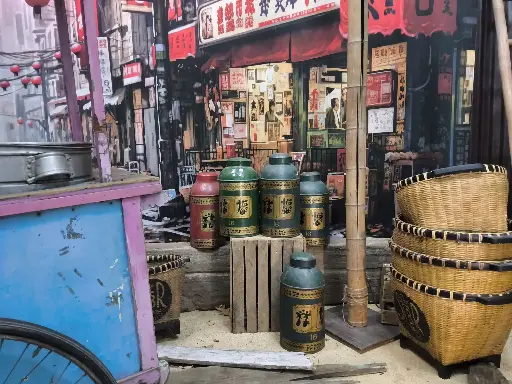 Chinese Tin Box   Green   & Red