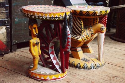 Afrikaanse gesneden, houten tafel, geschilderd