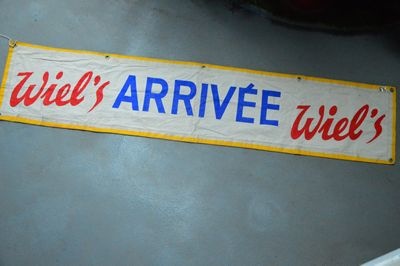 Banner  "Depart"  in red  yellow and blue