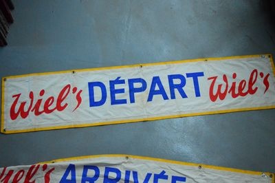 Banner ""Arrivee"" in red, yellow and blue