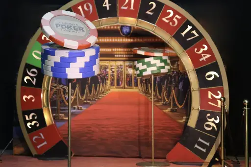 XL Casino-Chips on Post