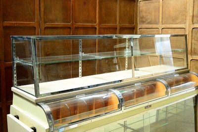 Een Chrome/glas display voor winkeltoog