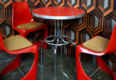 Small Round table Red/Chrome