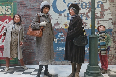 Lady in Woollen Gray Coat Winteroutfit