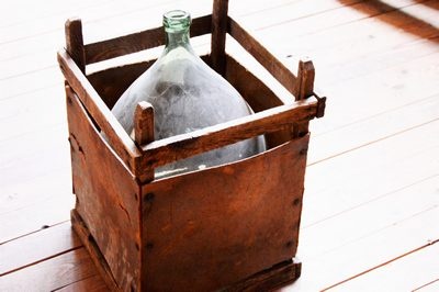 Een fles in een kist