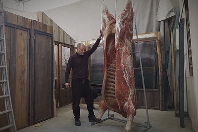Karkas van een stier aan een rek