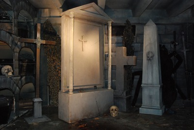 Grave monument  Fronton with 2 columns