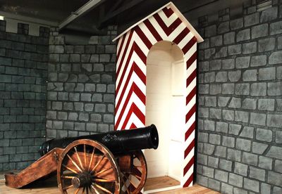 Guards-House  Sentry-Box  in Red /White