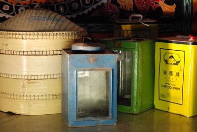 Street sale, tower of steam-baskets